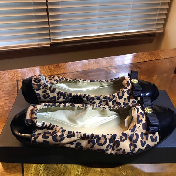 Tahari Gibson Flats Women’s Size 7 1/2 - Picture 7 of 8